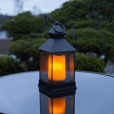 LED-lyhty ajastimen paristoilla